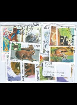 50 vnt. skirtingų pašto ženklų pakuotė "Kailiniai gyvūnai" 2609