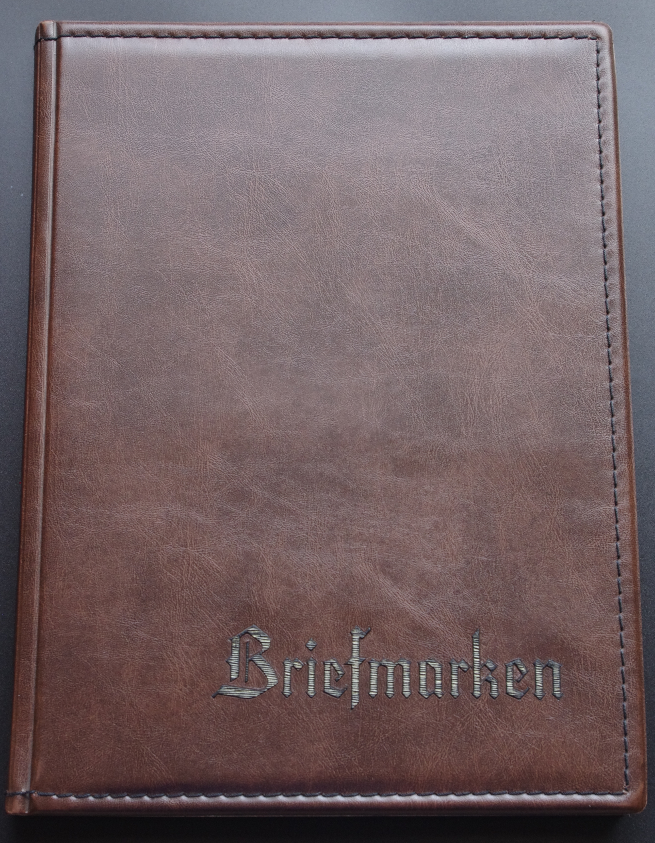 Naudotas, rudos spalvos, labai gražus ir dekoratyvus albumas pašto ženklams