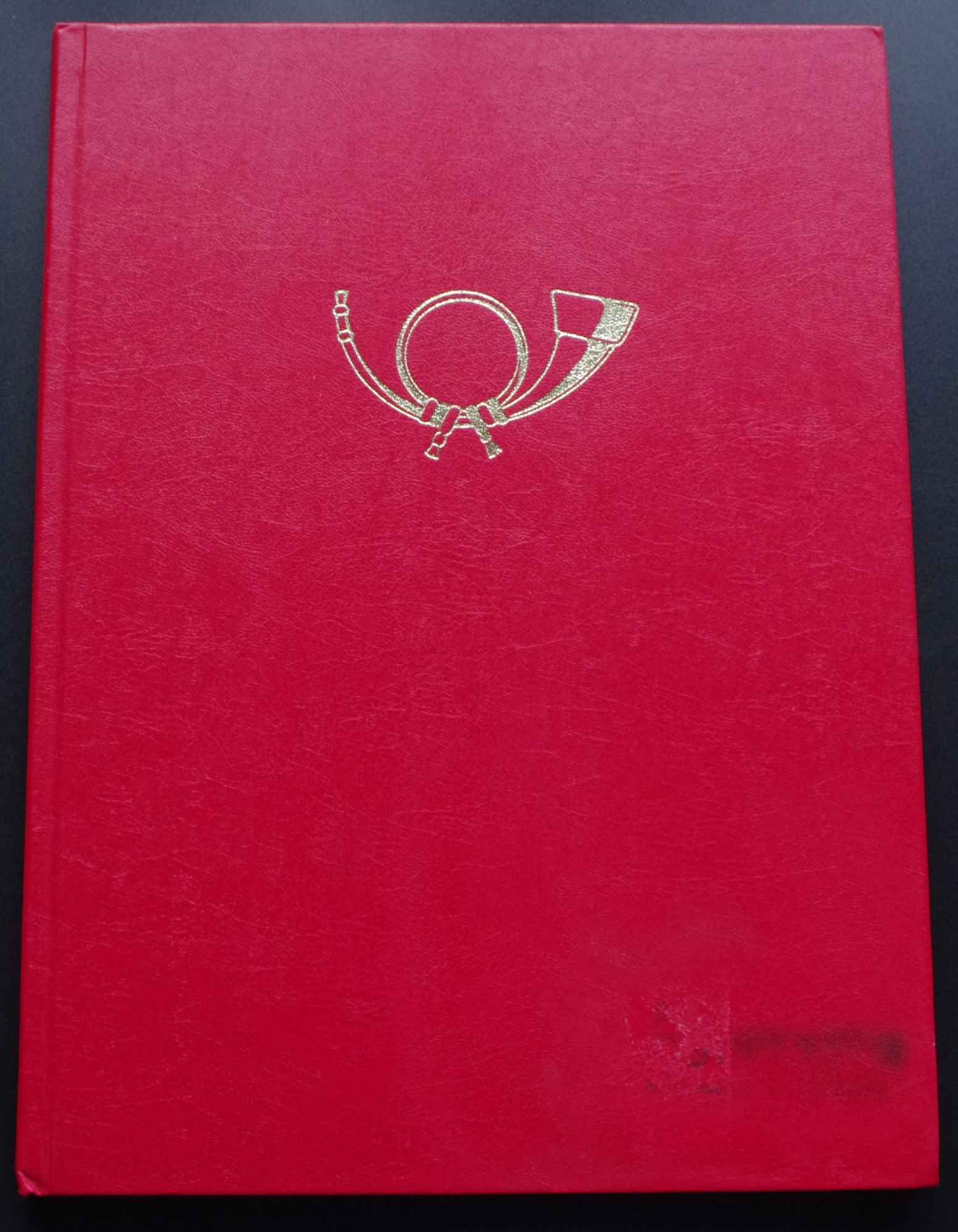 Naudotas, raudonos spalvos albumas pašto ženklams