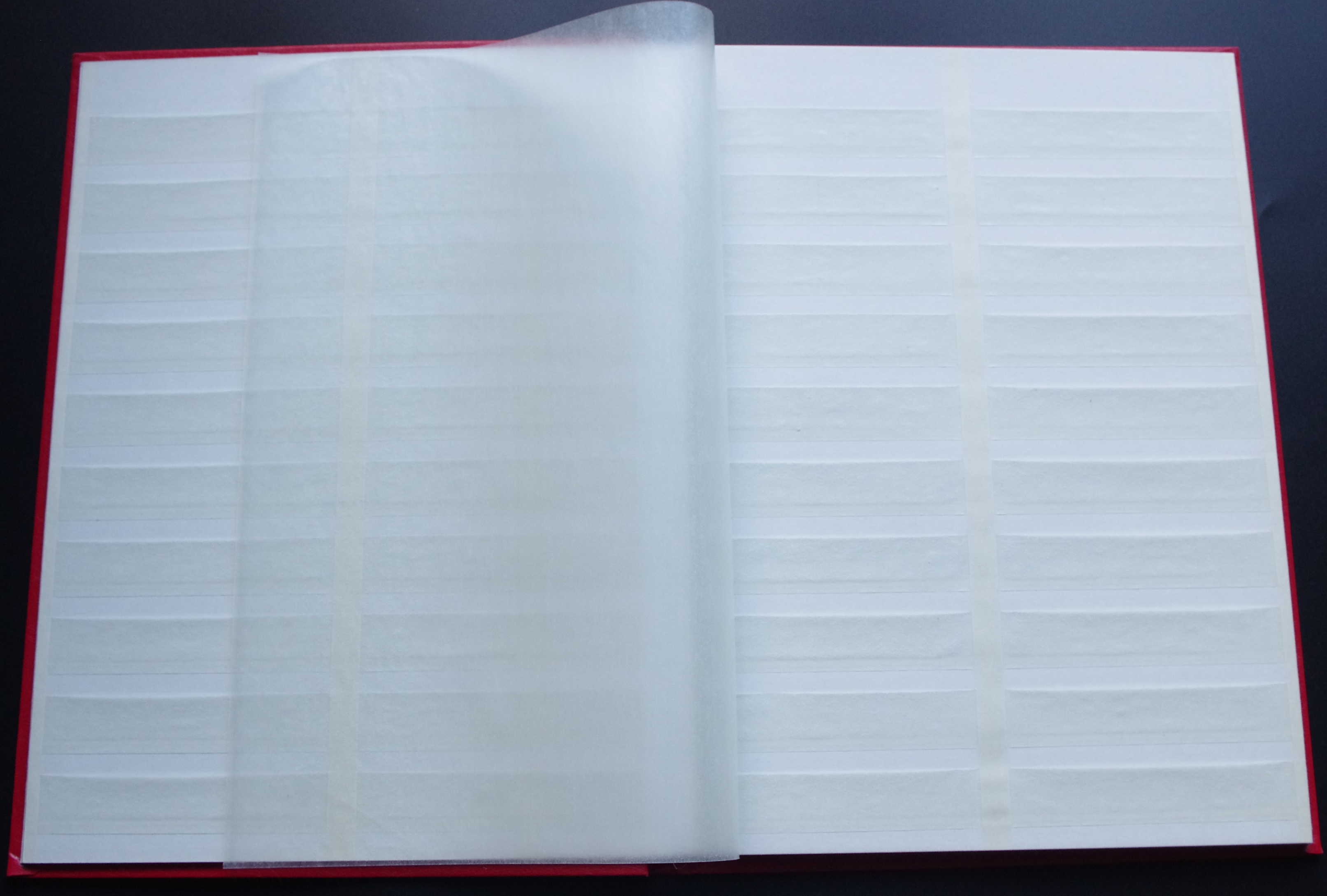 Naudotas, raudonos spalvos albumas pašto ženklams