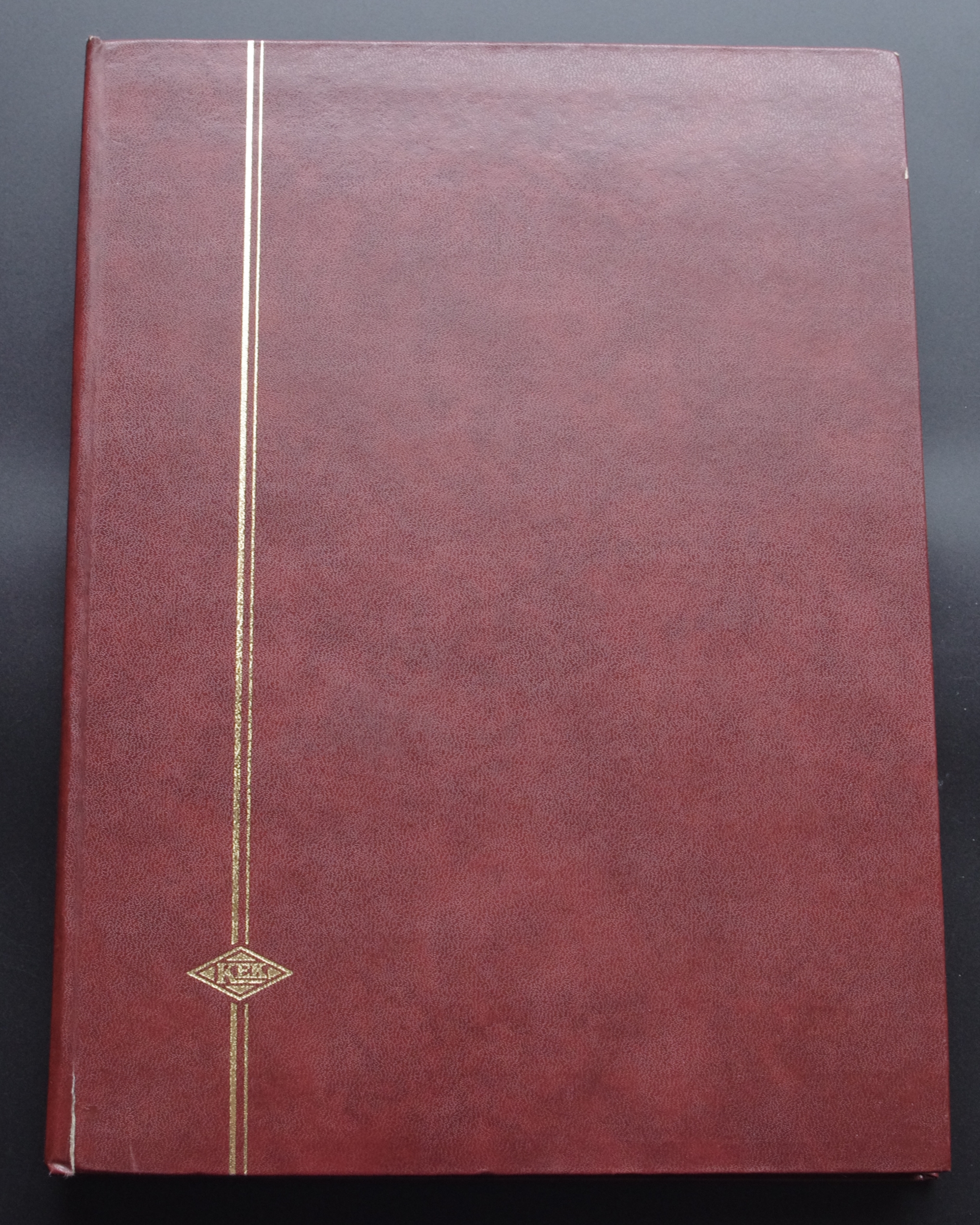 Naudotas, rudos spalvos albumas pašto ženklams