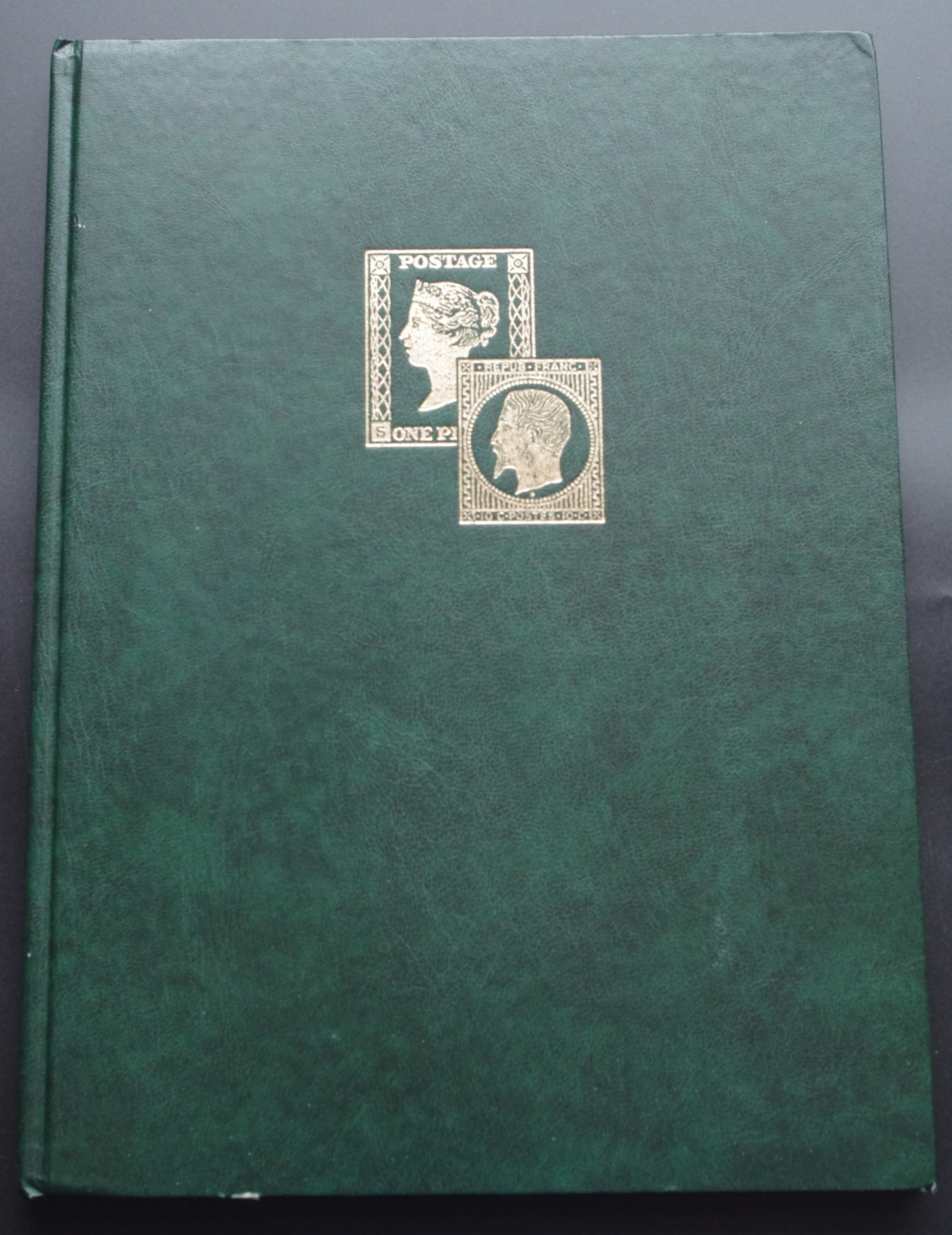 Naudotas, žalios spalvos albumas pašto ženklams