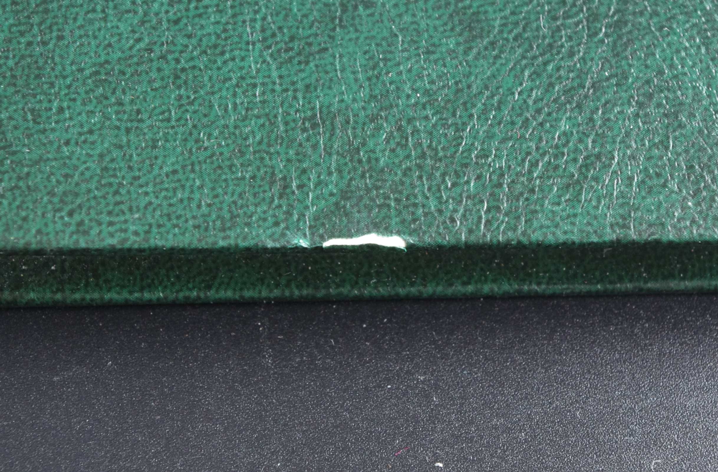 IMGP4330 Naudotas, žalios spalvos albumas pašto ženklams