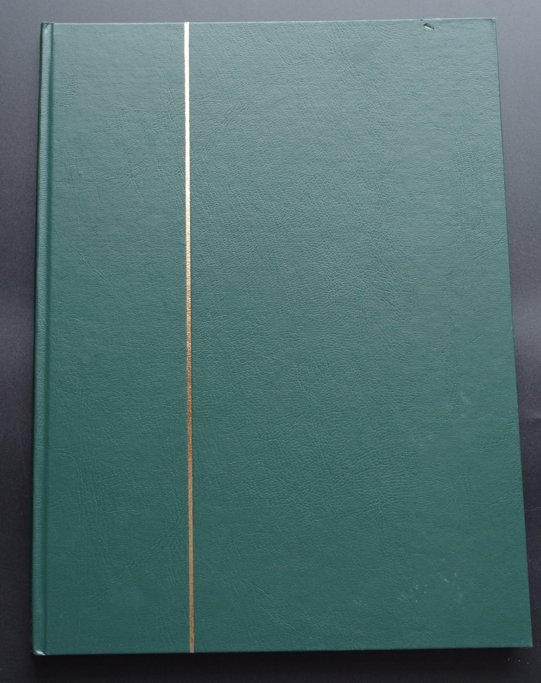 Naudotas, žalios spalvos albumas pašto ženklams