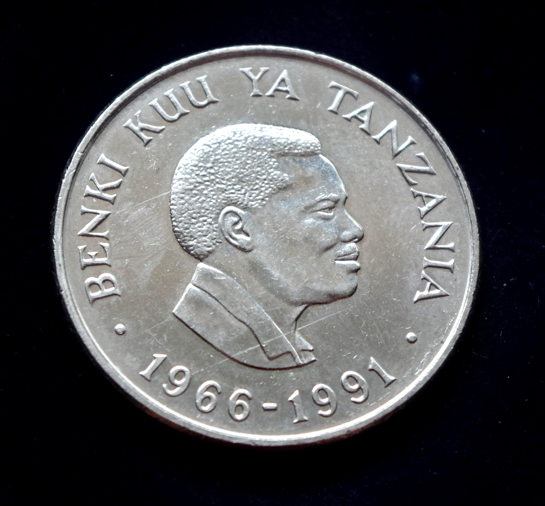 Moneta, 25 šilingai, Tanzanija, 25-osios centrinio banko metinės