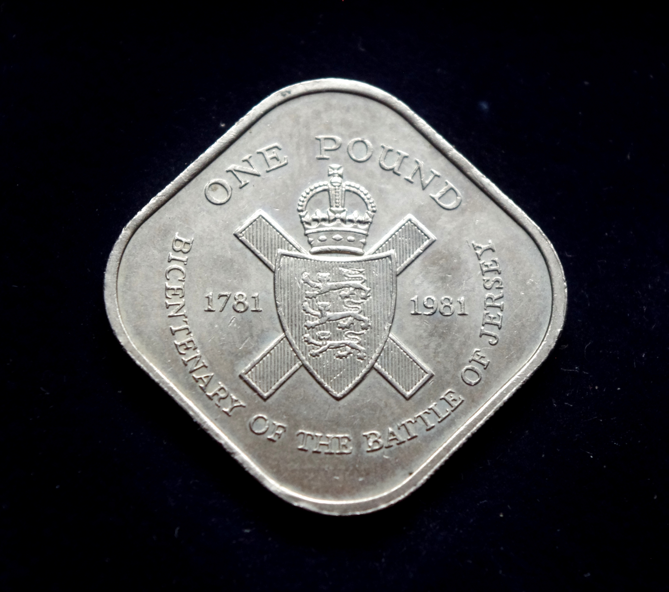 IMGP0298 Džersio proginė 1 svaro moneta: Džersio mūšio 200 metų sukaktis