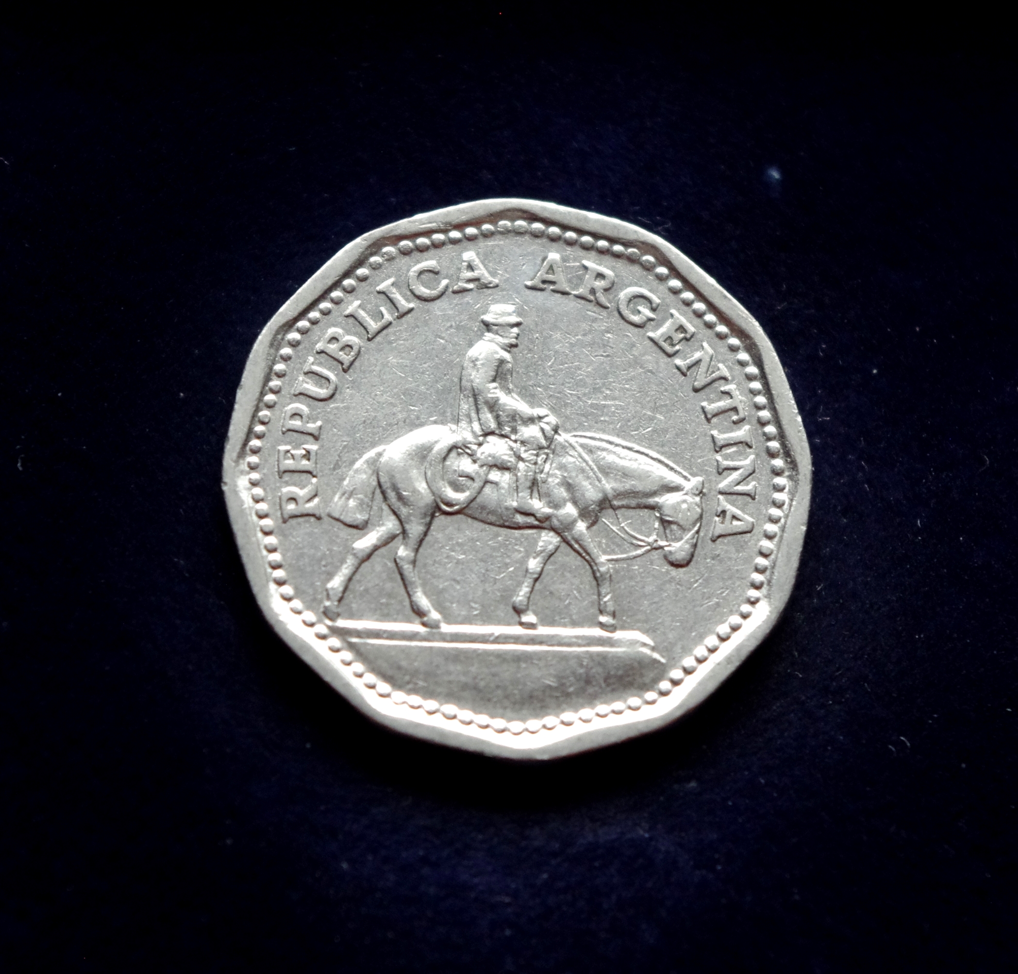 Argentinos 10 pesų moneta. Piemuo Gaučo, Emilio Sarniguet (Buenos Airės, Argentina)