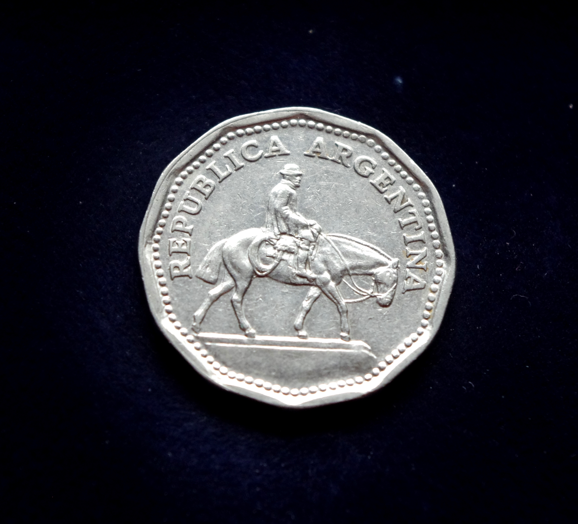 Argentinos 10 pesų moneta. Piemuo Gaučo, Emilio Sarniguet (Buenos Airės, Argentina)