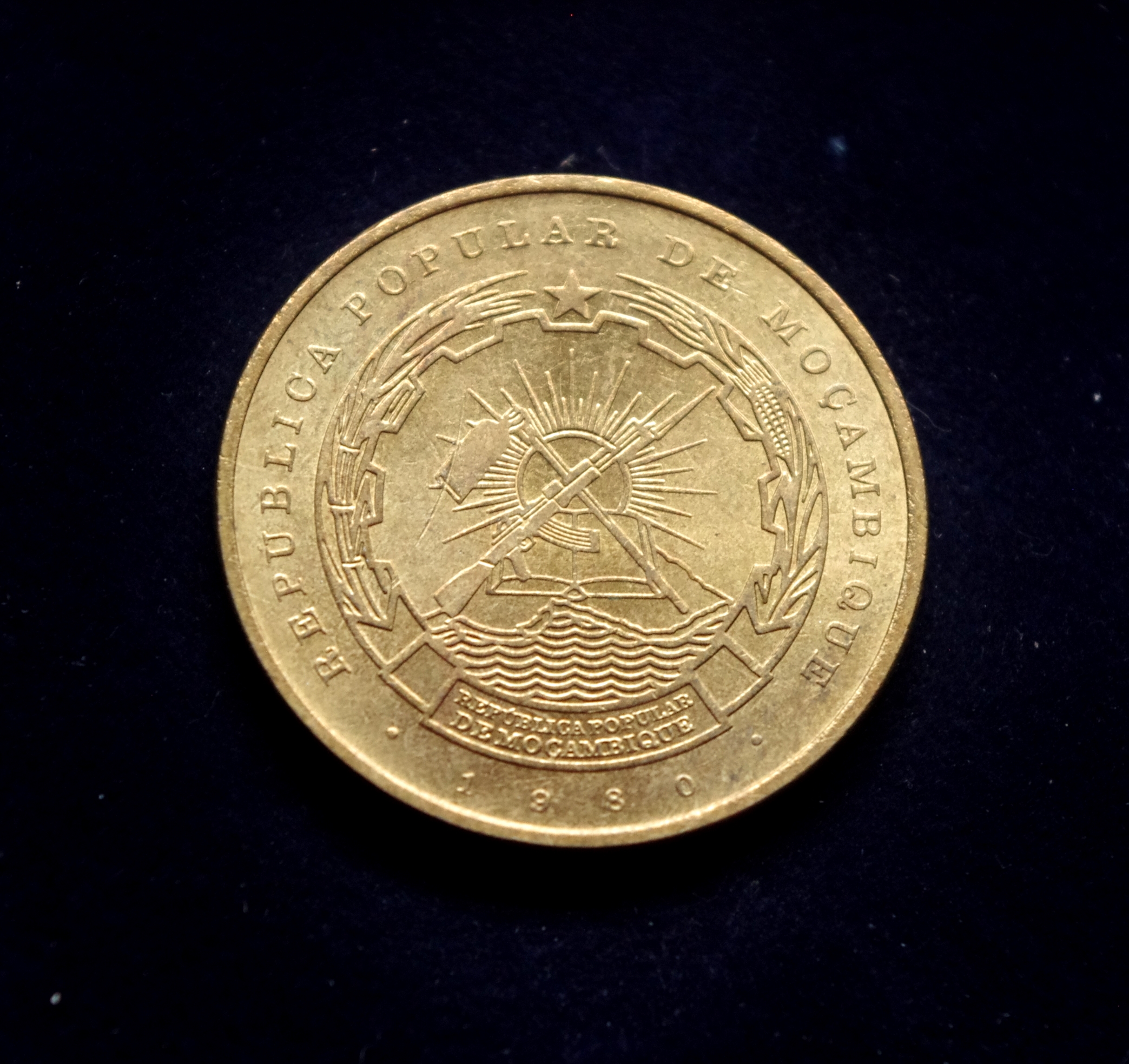 Mozambiko 1 metikalio moneta. Žuvis