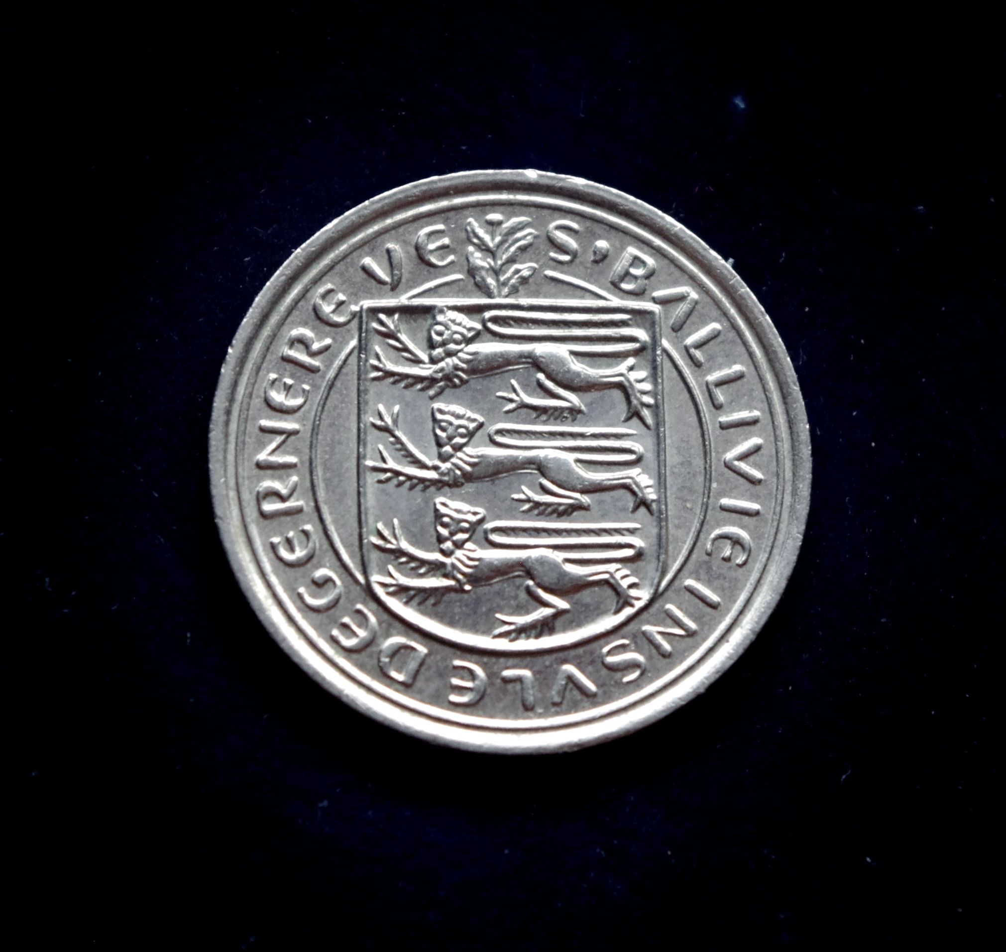 Gernsio 5 pensų moneta. Lelija