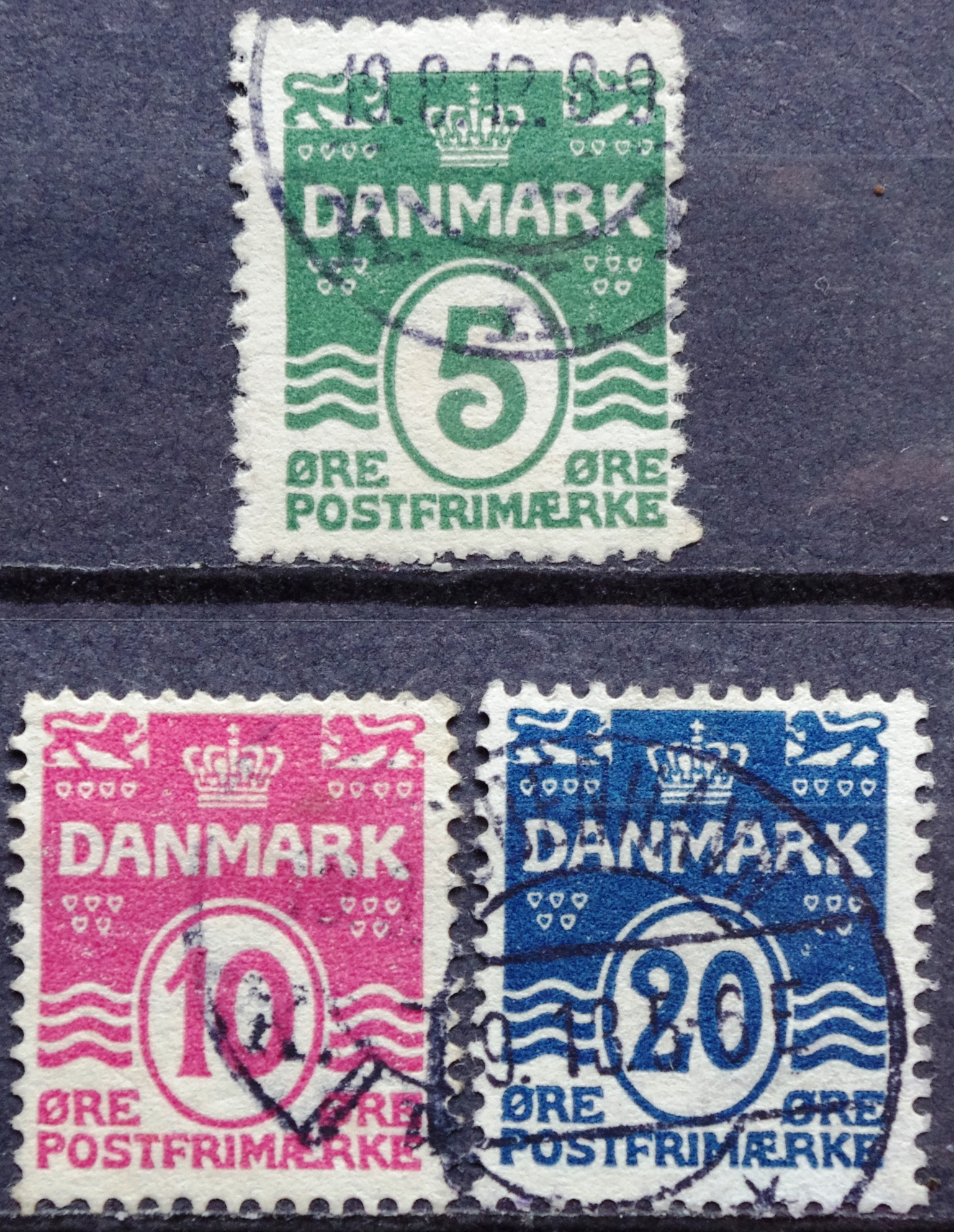 Dabija. Standartinė pašto ženklų laida. Banguotos linijos ir 18 širdelių