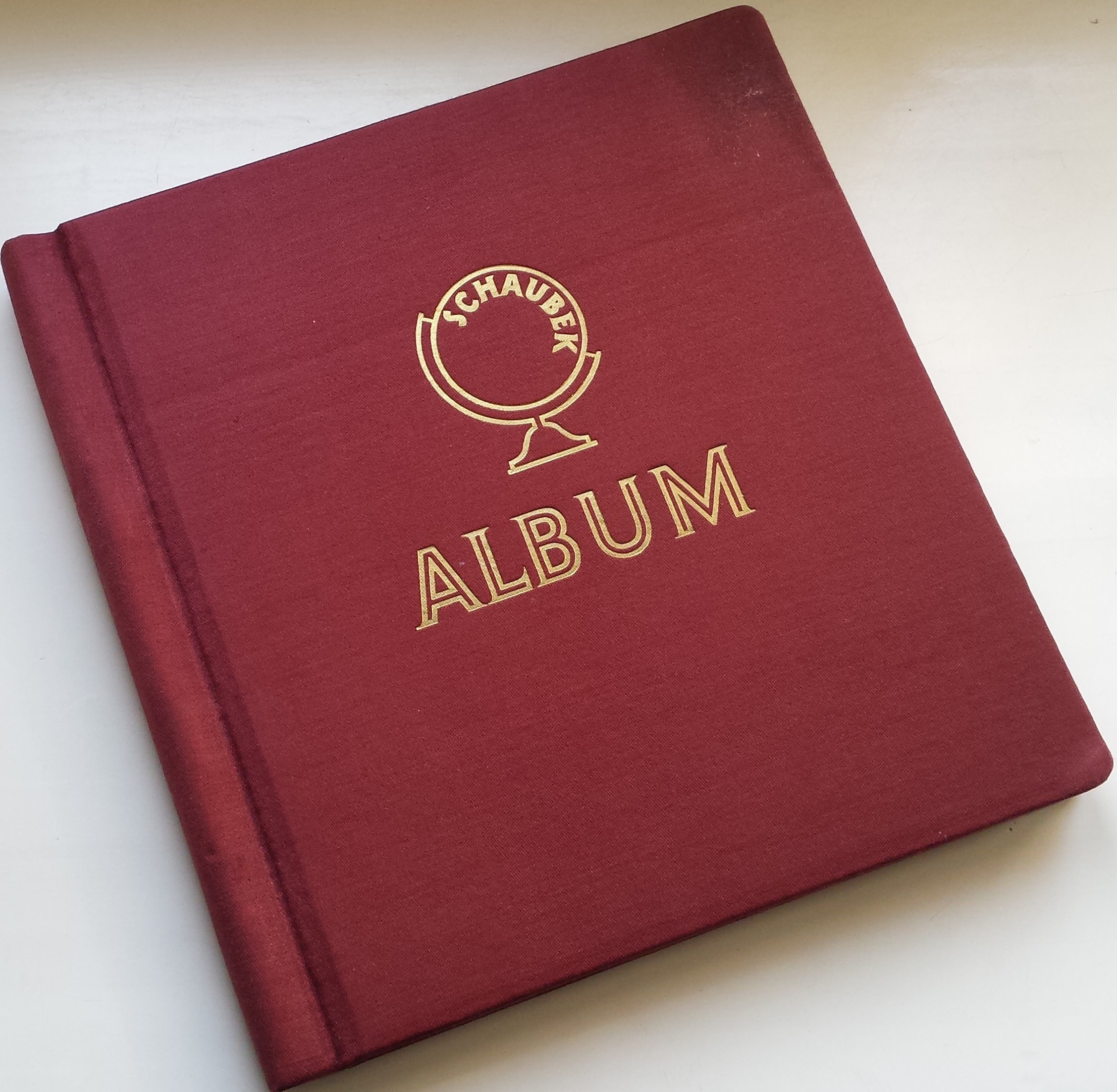 Vyšninės spalvos Schaubek albumas pašto ženklams