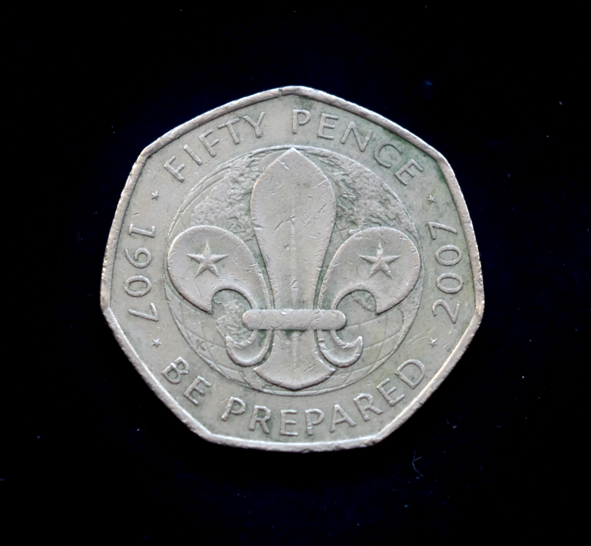 Jungtinės Karalystės 50 pensų proginė moneta. 100-osios metinės - Skautų Judėjimas