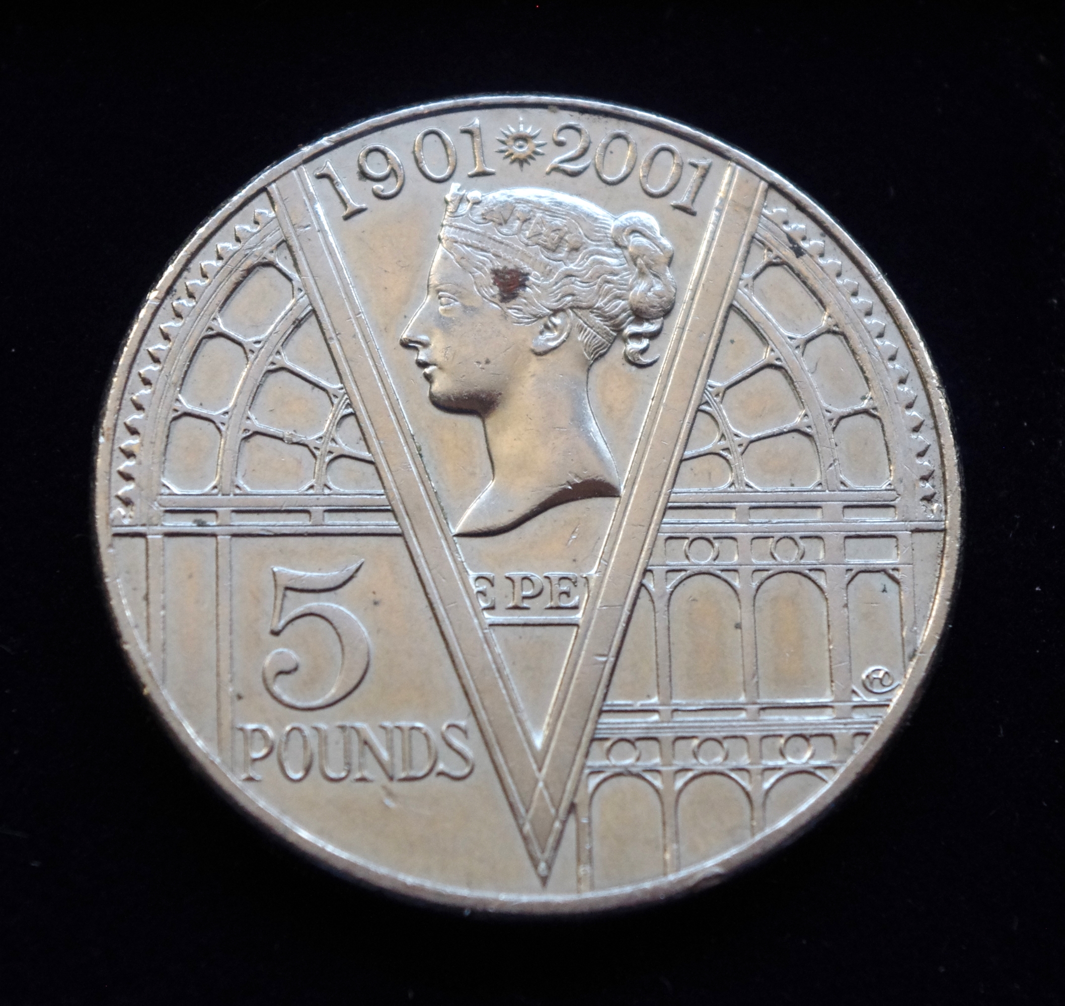 Jungtinės Karalystės 5 svarų proginė moneta. 100-osios Karalienės Viktorijos mirties metinės