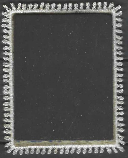 pašto ženklas, Austrija. Gėlė gencijonas. Siuvinėtas siūlais ant atlasinio audinio. Gaminamas individualiai. Su kutosais vietoj perforacijos