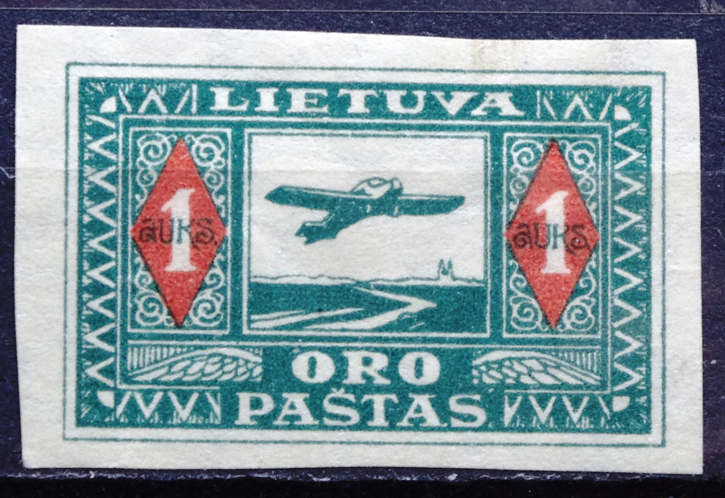 Tarpukario Lietuvos neperforuotas pašto ženklas. Pirmoji oro pašto laida