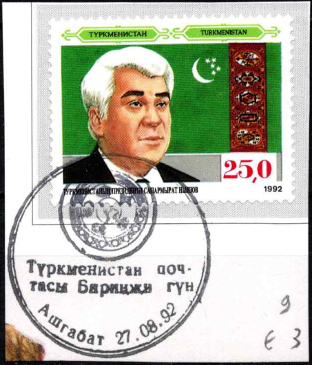 Šalies prezidentas Saparmuradas Nijazovas vėliavos fone