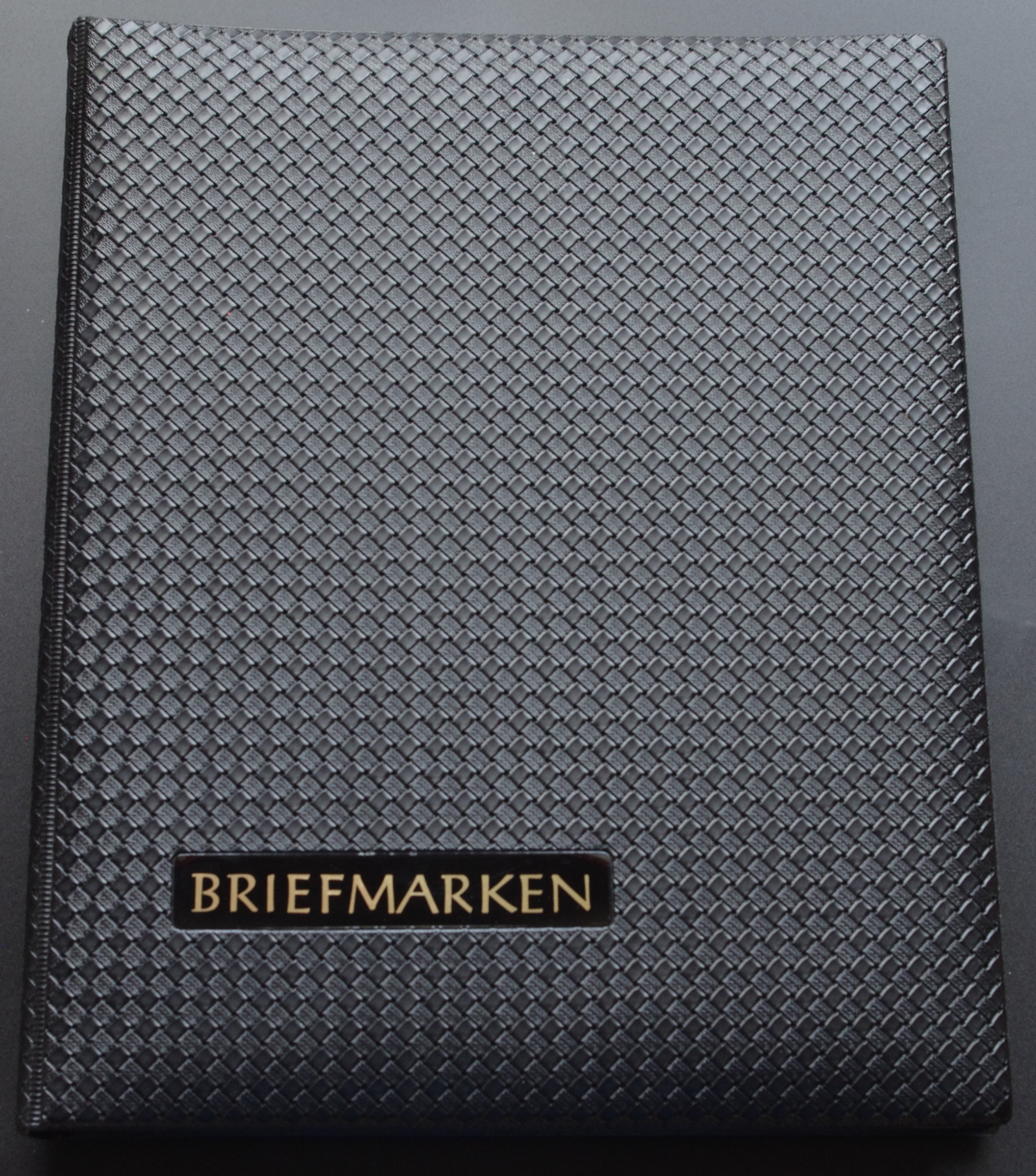 Naudotas, juodos spalvos, labai gražus ir dekoratyvus albumas pašto ženklams. Segtuvo tipo, bet atitinka klasikinį formatą