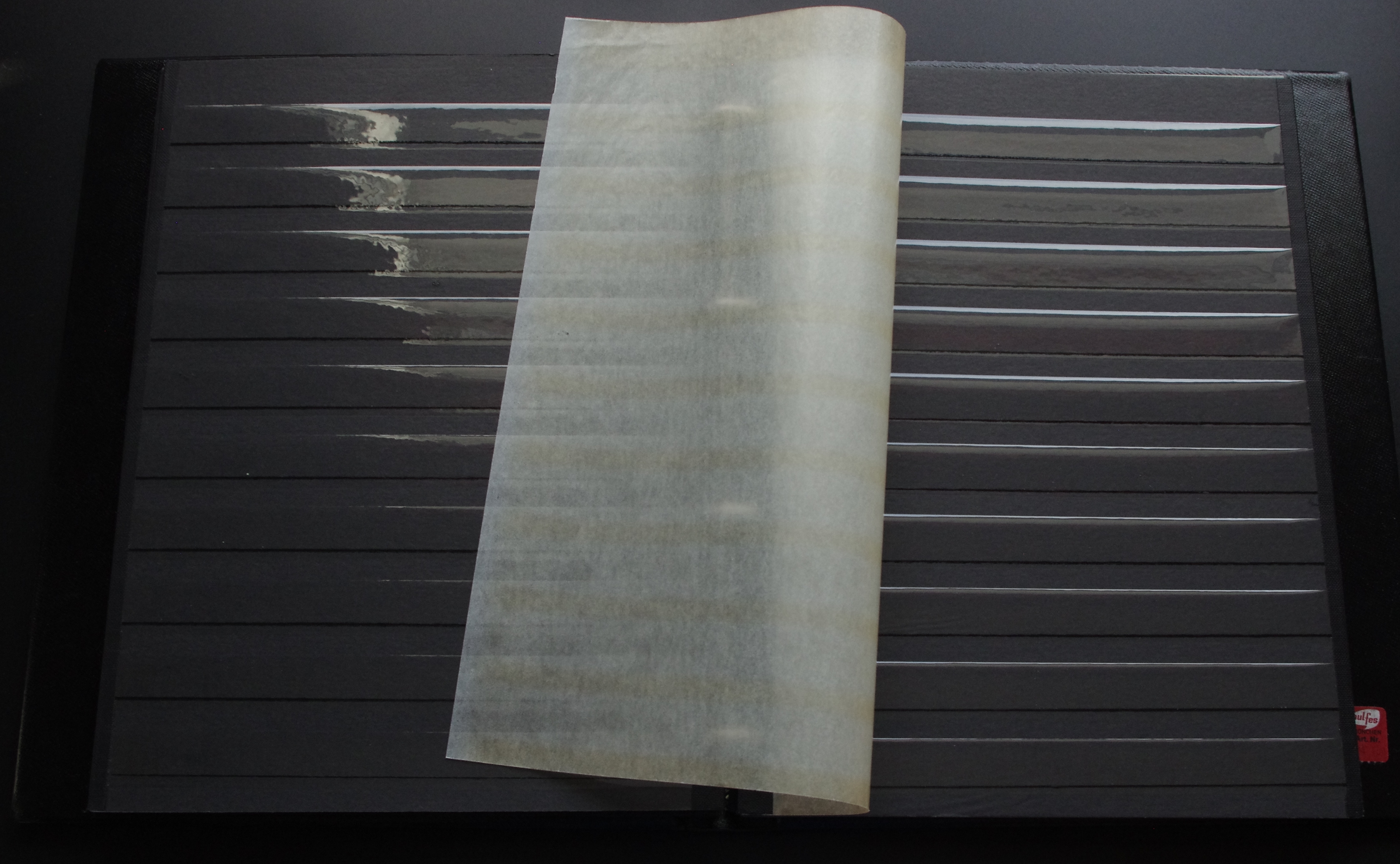 Naudotas, juodos spalvos, labai gražus ir dekoratyvus albumas pašto ženklams. Segtuvo tipo, bet atitinka klasikinį formatą