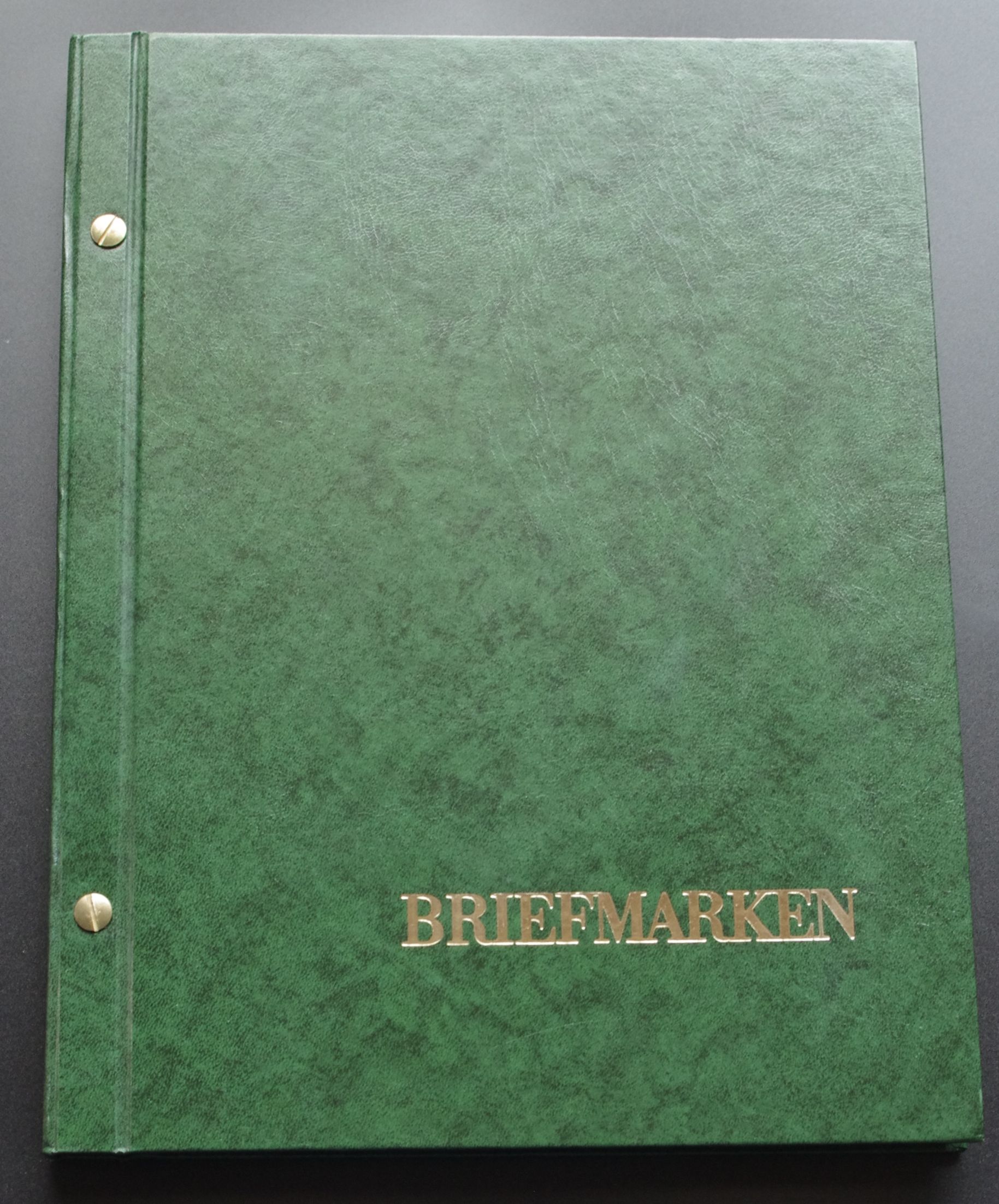 Naudotas, žalios spalvos, labai geros būklės albumas pašto ženklams