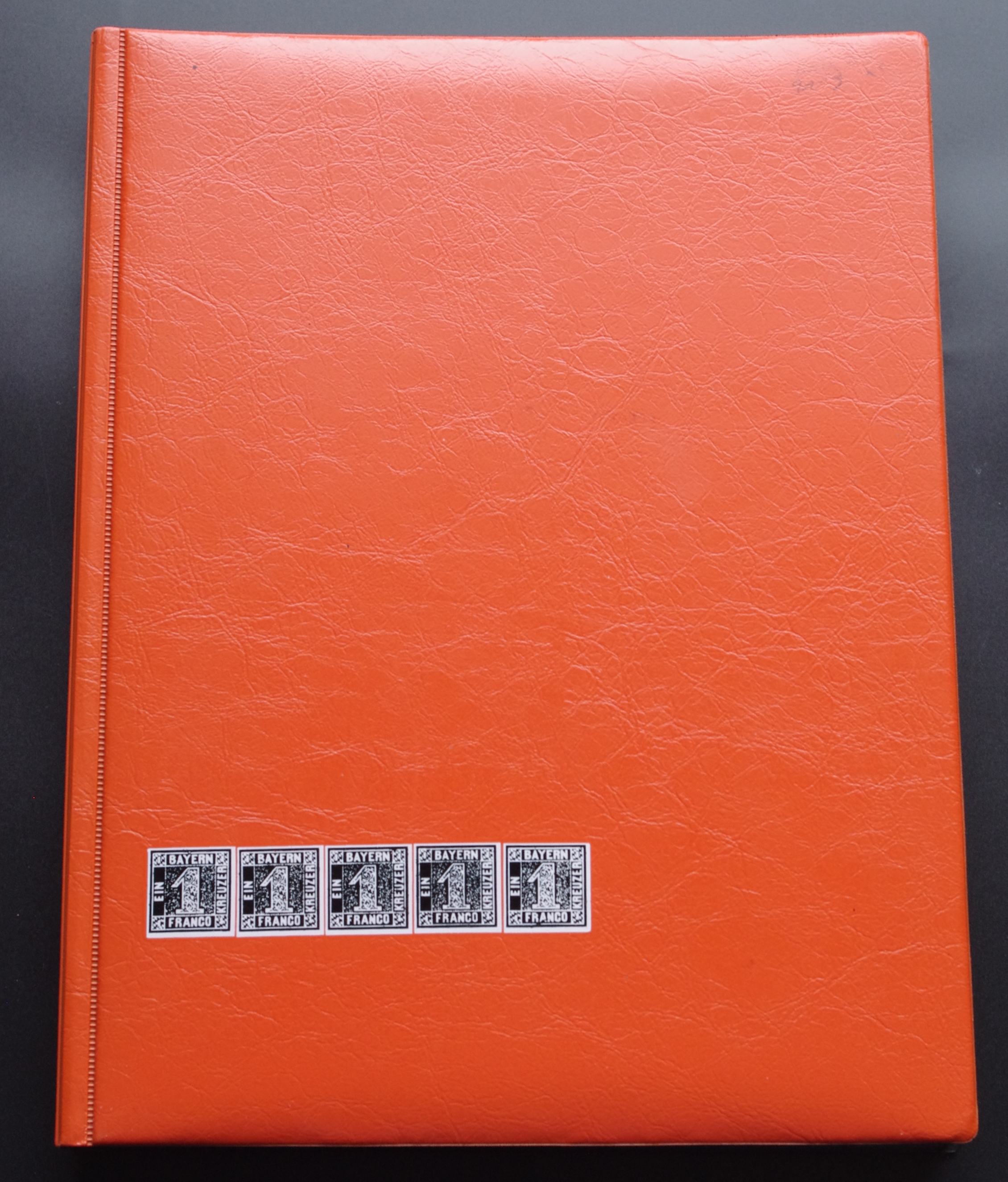 Naudotas, oranžinės spalvos albumas pašto ženklams