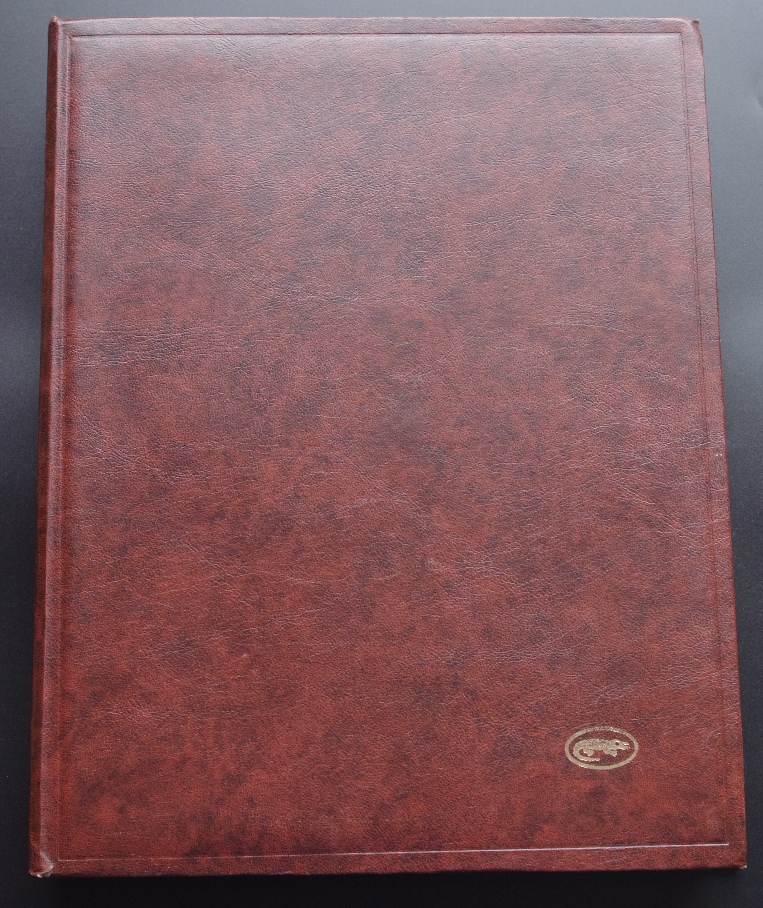 Naudotas, rudos spalvos albumas pašto ženklams