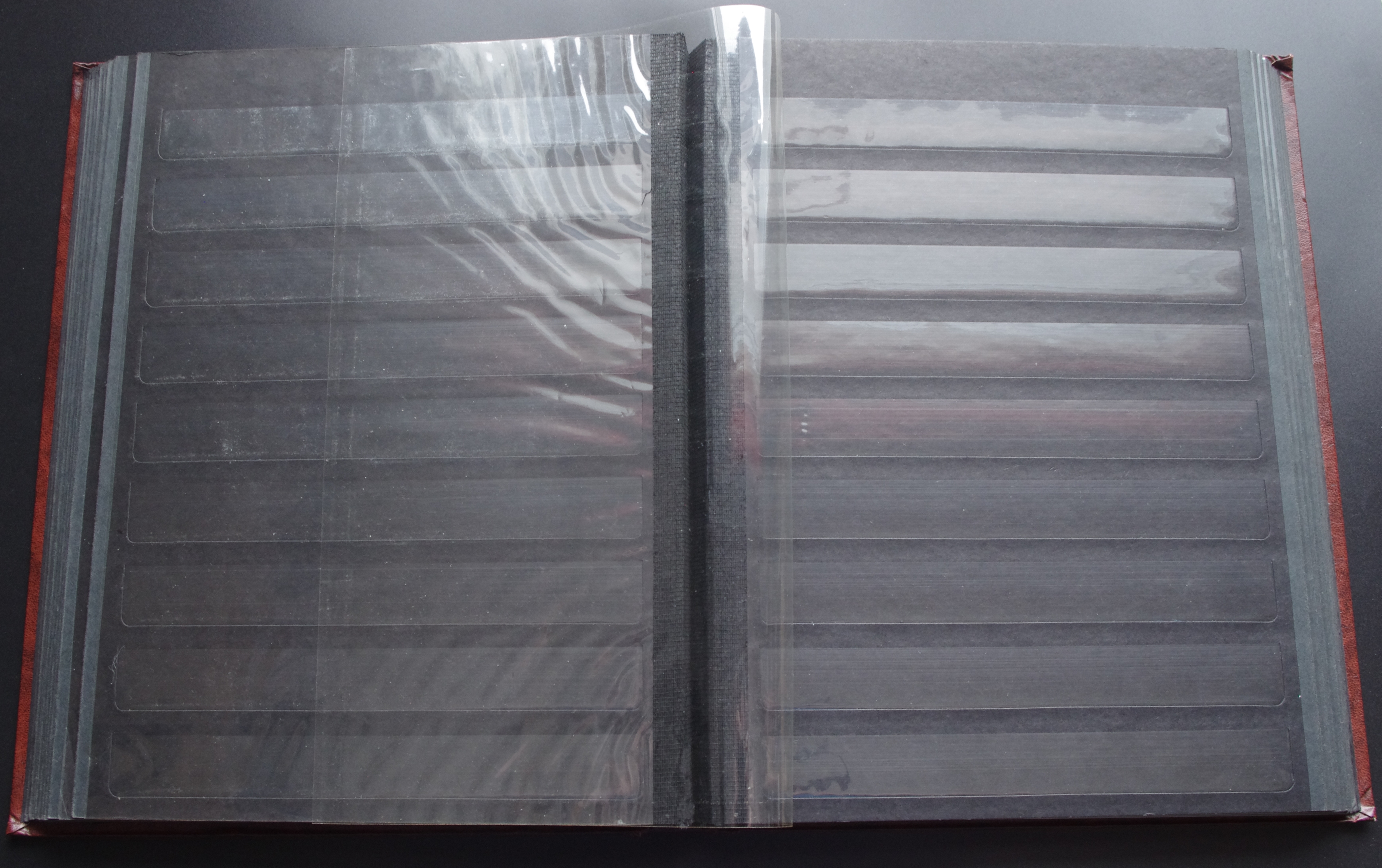 Naudotas, rudos spalvos albumas pašto ženklams