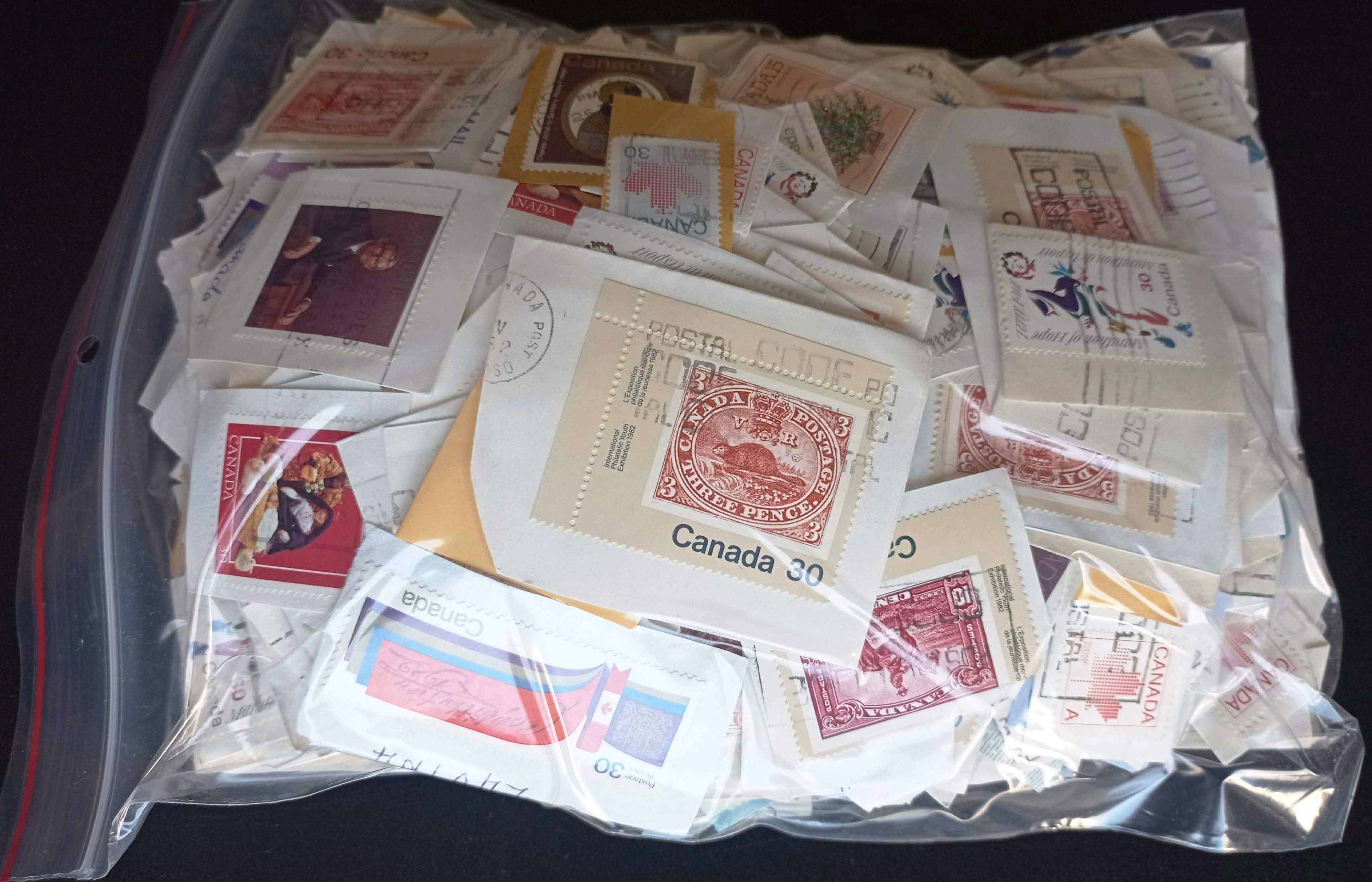 400 gramų, arba apie 1000 vnt., Kanados pašto ženklų iškirptų iš vokų pakuotė.