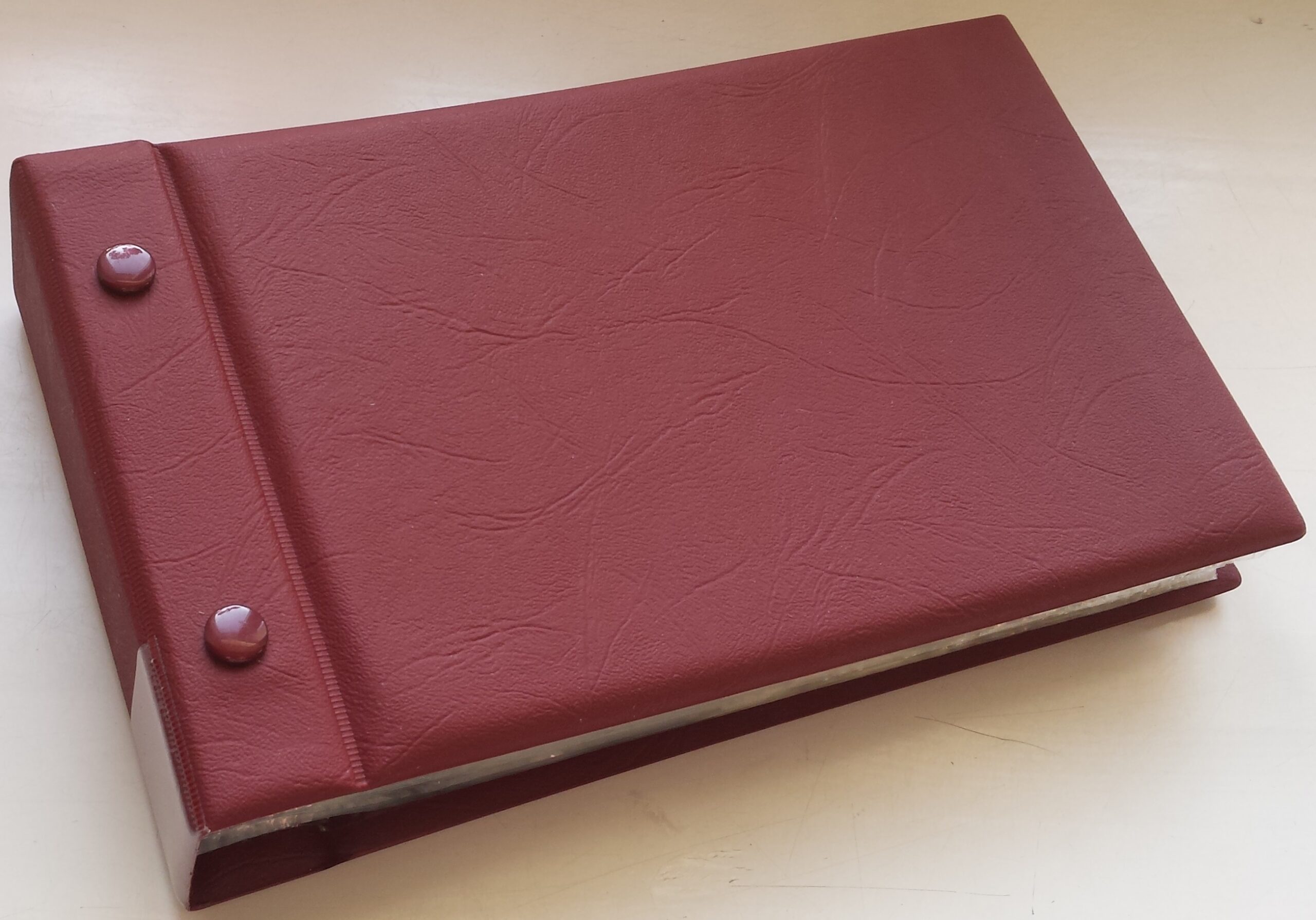 Automobilių teminė pirmos dienos vokų ir atvirlaiškių kolekcija specialiame albume