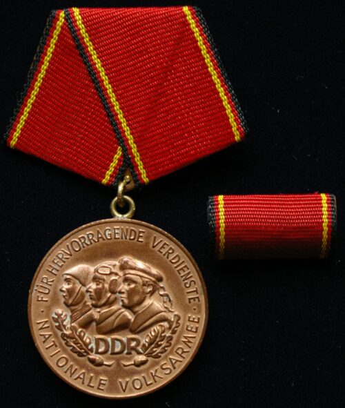 VDR trečiojo laipsnio medalis su plakete už nuopelnus nacionalinei liaudies armijai