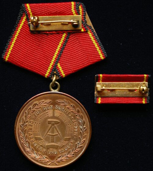 VDR trečiojo laipsnio medalis su plakete už nuopelnus nacionalinei liaudies armijai