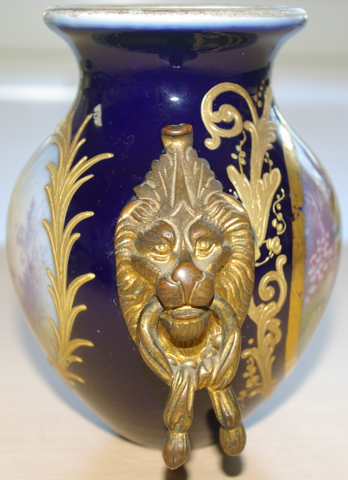 Sevres porcelianinė "vazelė" M