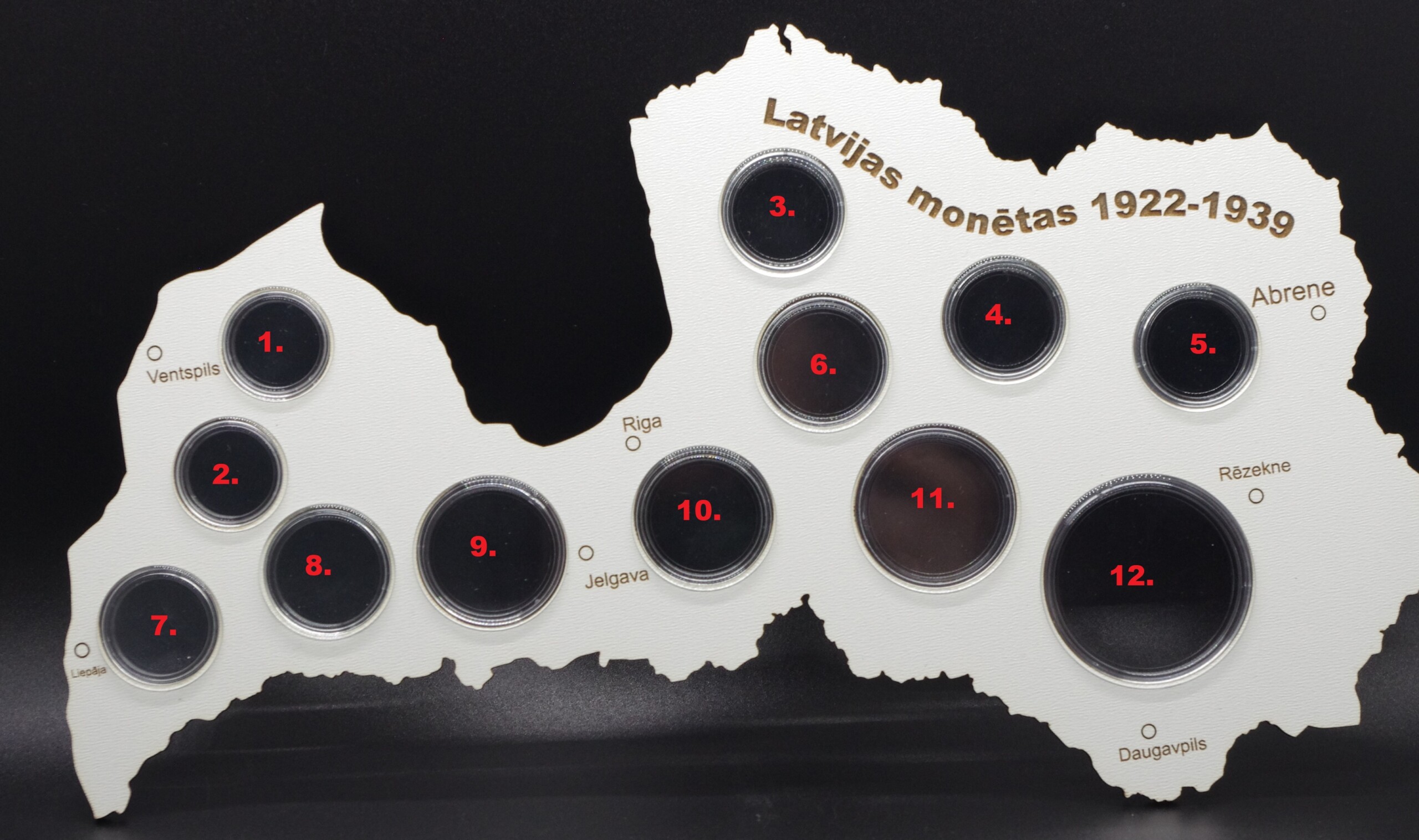 Rėmelis - stovelis Latvijos Respublikos 1922-1939 m. monetoms Rėmelis - stovelis Latvijos Respublikos 1922-1939 m. monetoms