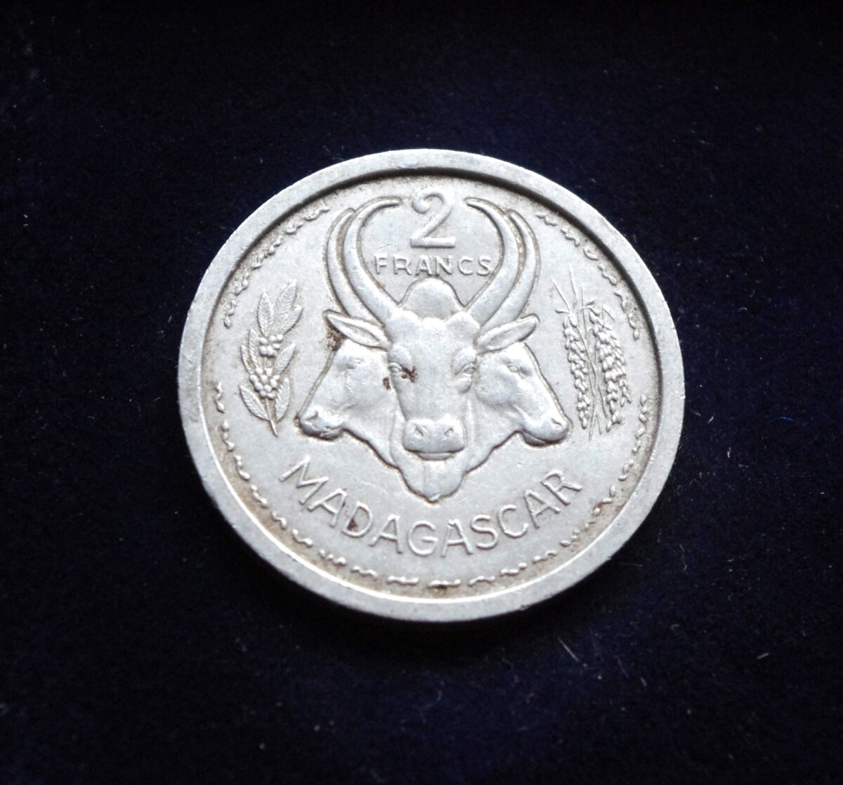 Madagaskaras, 2 frankai 1948m E